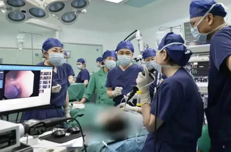 Bé gái 6 tuổi ho suốt 2 tháng, bác sĩ lấy thứ "đáng sợ" lấp đầy hai lá phổi - Ảnh 2.