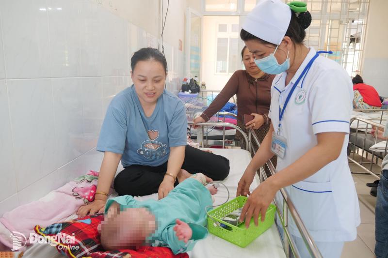 Suýt mất con vì quả chôm chôm: Bé gái 7 tháng ngưng tim, ngưng thở 15 phút - Ảnh 1.