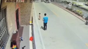 Người đàn ông bế bé gái ném xuống sông rồi bỏ đi