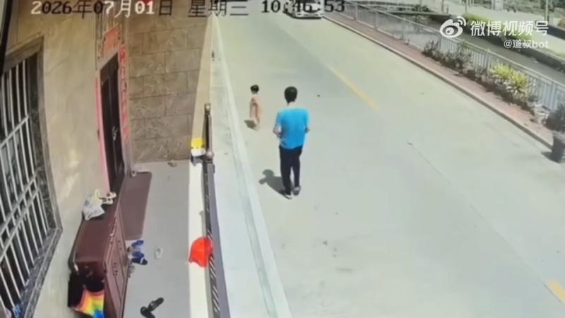 Người đàn ông bế bé gái ném xuống sông rồi bỏ đi - Ảnh 1.