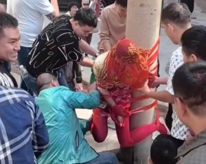 Phù dâu gãy cột sống vì trò đùa lố trong đám cưới, cô dâu chú rể phải bồi thường