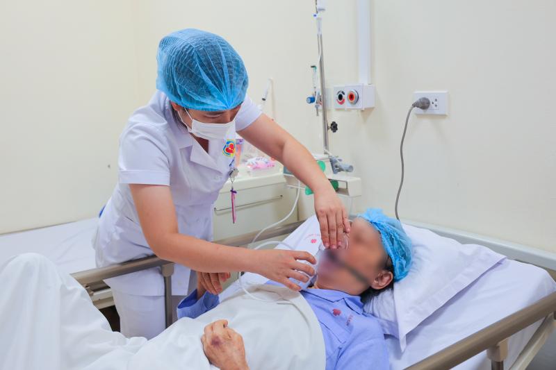 Nghẹt thở giành lại sự sống cho bà N.T.H., 84 tuổi - Ảnh 2.