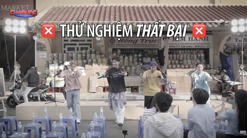 Nhóm nhạc khổ nhất Việt Nam: Làm miniconcert miễn phí ở chợ Bình Tây chỉ có 11 người xem, ra mắt từng bước chật vật- Ảnh 2.