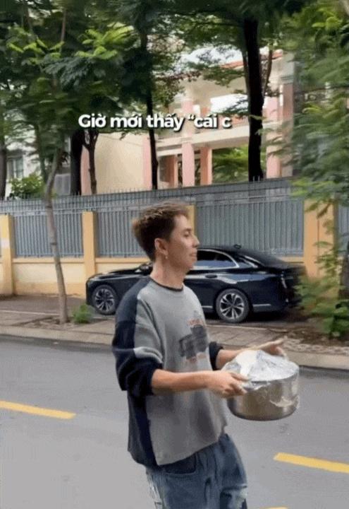 Nam ca sĩ Việt lái Porsche đi giao thịt kho: Nổi tiếng sau 1 hit, loay hoay 8 năm chưa thể “thoát vòng” - Ảnh 2.