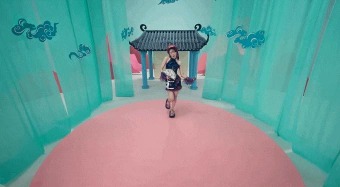 Nữ nghệ sĩ Việt có hit viral toàn cầu, vừa bỏ thi Hoa hậu đã cùng chị em "dằn mặt" hội lụy tình- Ảnh 3.
