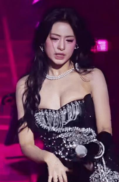 Công chúa showbiz mới 19 tuổi bị “o ép” vòng 1 đến nghẹt thở, công ty quản lý hứng trọn chỉ trích- Ảnh 2.