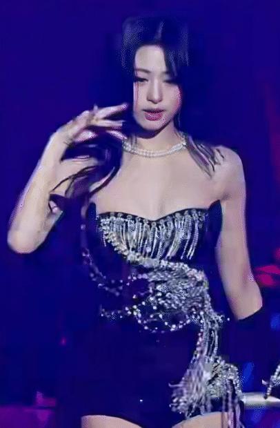 Công chúa showbiz mới 19 tuổi bị “o ép” vòng 1 đến nghẹt thở, công ty quản lý hứng trọn chỉ trích- Ảnh 1.