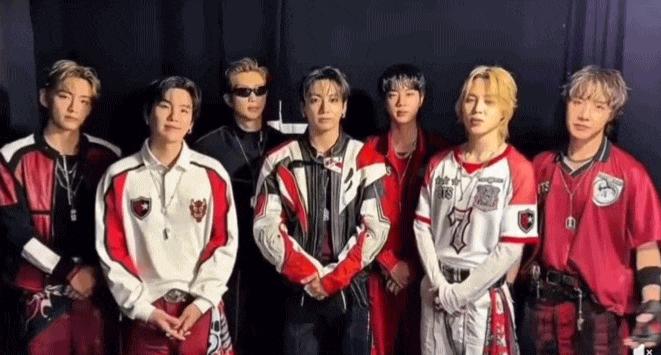 11 phút điên rồ của half-time show World Cup: Madonna mang Ronaldo trở lại, Justin Bieber hát quá hay, BTS - Shakira "nổ lớn"! - Ảnh 17.