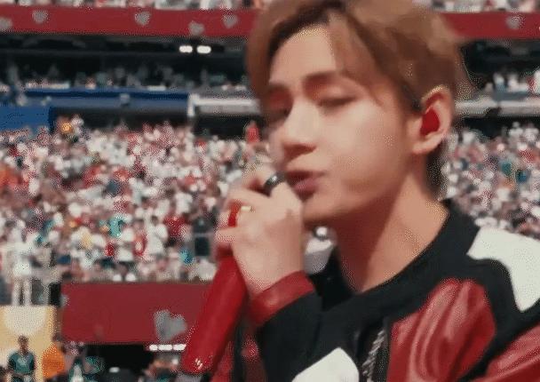 11 phút điên rồ của half-time show World Cup: Madonna mang Ronaldo trở lại, Justin Bieber hát quá hay, BTS - Shakira "nổ lớn"! - Ảnh 4.