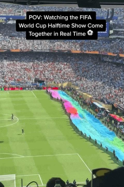 Phía sau 11 phút haftime show gây bão World Cup 2026: 5 phút trải bạt khổng lồ, cả trăm người chạy hồng hộc tiêu tốn 7 tỷ đồng- Ảnh 3.