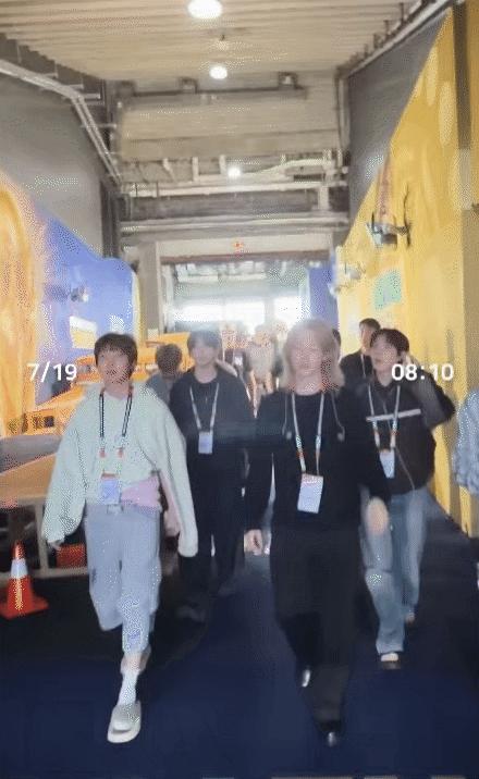 24 giờ căng như dây đàn, đi nửa vòng Trái đất từ Paris đến World Cup không nghỉ 1 giây của BTS- Ảnh 4.