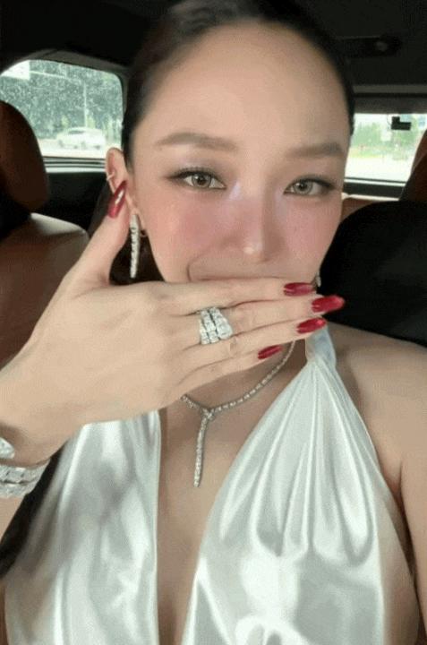 Nam ca sĩ khiến Tóc Tiên “khó nói thành lời”, đẹp trai hát hay mà cứ nhảy thì cả MXH chế "meme"!- Ảnh 4.