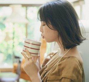 Cô gái ngoài 20 tuổi ung thư dạ dày vì kiểu uống nước ai cũng tưởng tốt cho sức khỏe: "Tôi hối hận lắm"