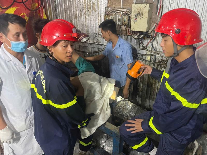 Bác sĩ kể lại quyết định sinh tử cứu nam thanh niên mắc kẹt trong máy công nghiệp- Ảnh 1.