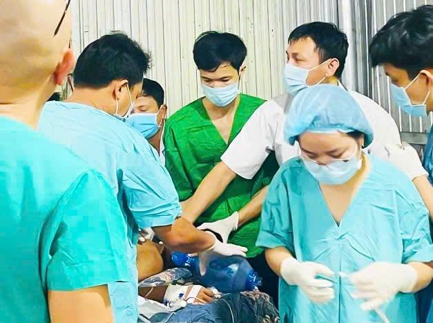Bác sĩ kể lại quyết định sinh tử cứu nam thanh niên mắc kẹt trong máy công nghiệp- Ảnh 2.