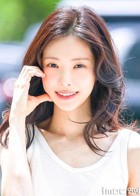 Nữ thần tượng không hài lòng với xuất thân ca sĩ, nổi tiếng là “bình hoa di động”- Ảnh 1.