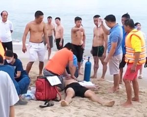 Đang nghỉ dưỡng, 5 y bác sĩ cứu sống nạn nhân ngừng tim trên bãi biển Nhật Lệ