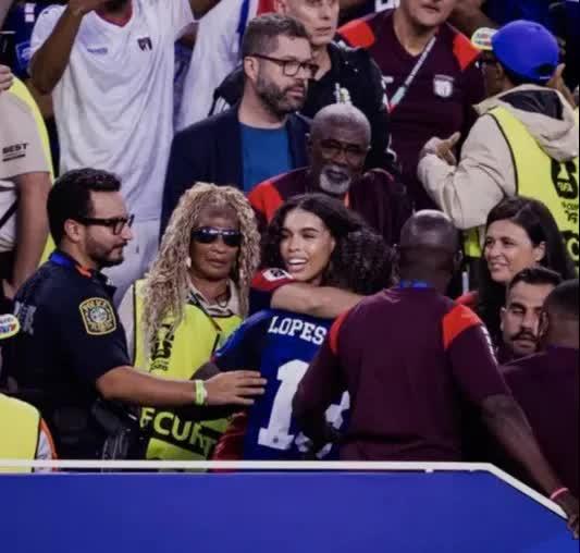 Cô nàng Gen Z bỗng nổi tiếng toàn cầu sau cái ôm của "người hùng" Cape Verde ở World Cup- Ảnh 1.