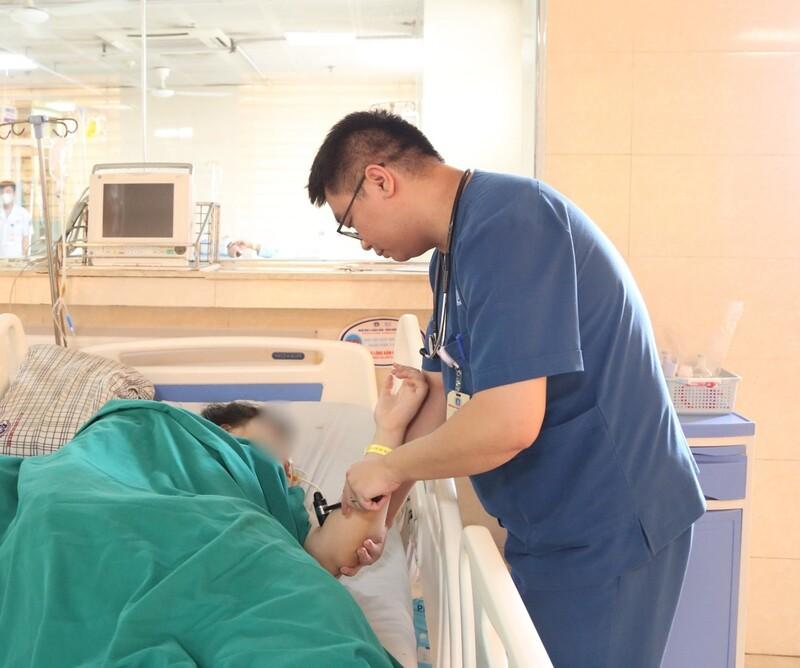 Bé gái 15 tuổi bị đột quỵ và cuộc chạy đua 150 phút giành lại sự sống - Ảnh 1.