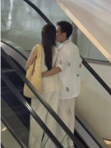 2 thành viên hội bạn Trấn Thành bị "tóm" ôm sát rạt giữa trung tâm thương mại, vội có phản ứng khi bị phát hiện