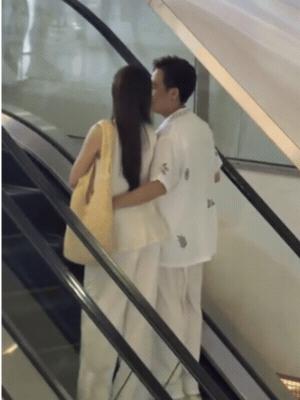 2 thành viên hội bạn Trấn Thành bị "tóm" ôm sát rạt giữa trung tâm thương mại, vội có phản ứng khi bị phát hiện- Ảnh 1.