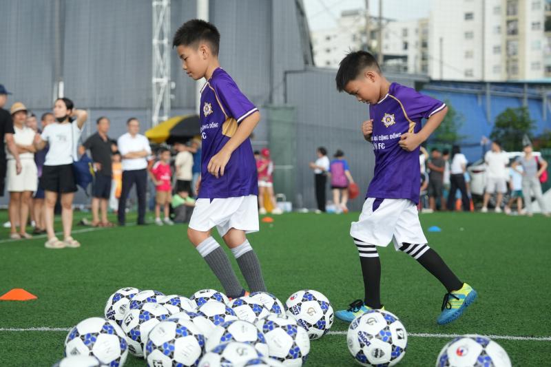 Hà Nội FC khai giảng trung tâm bóng đá cộng đồng: Trải nghiệm môi trường chuyên nghiệp với giá "0 đồng"- Ảnh 2.