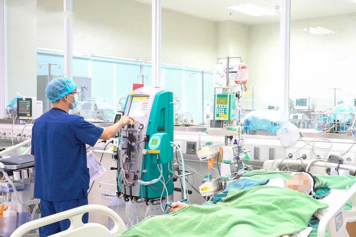 Bé trai 6 tuổi đuối nước ngừng tim ngay trong buổi học bơi- Ảnh 1.