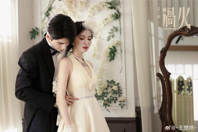 Cô dâu đang gây tranh cãi khắp MXH: Nhan sắc như kiệt tác hội họa nhưng ai cũng chê “kém sang vô cùng”- Ảnh 4.