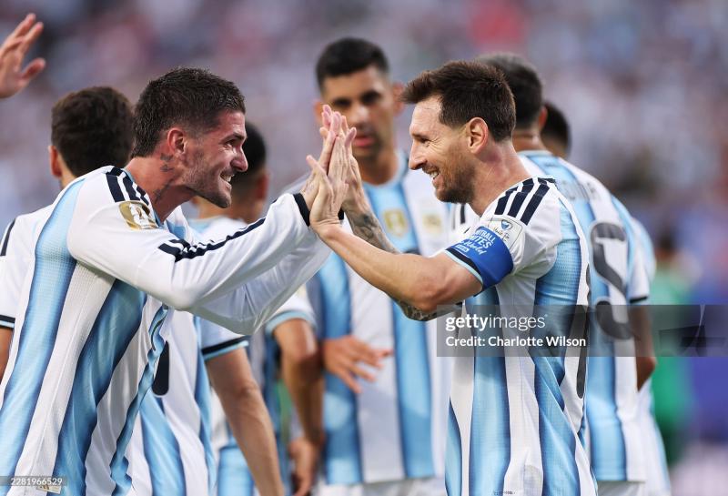 Cầu thủ đẹp trai nhất World Cup 2026 kiêm "cận vệ" của Messi sắp cưới ngôi sao âm nhạc xinh đẹp - Ảnh 2.