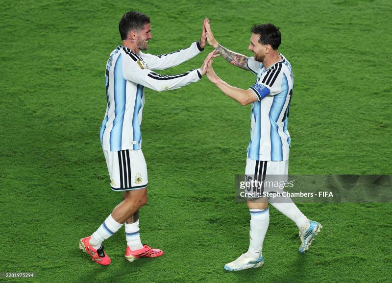 Cầu thủ đẹp trai nhất World Cup 2026 kiêm "cận vệ" của Messi sắp cưới ngôi sao âm nhạc xinh đẹp - Ảnh 3.