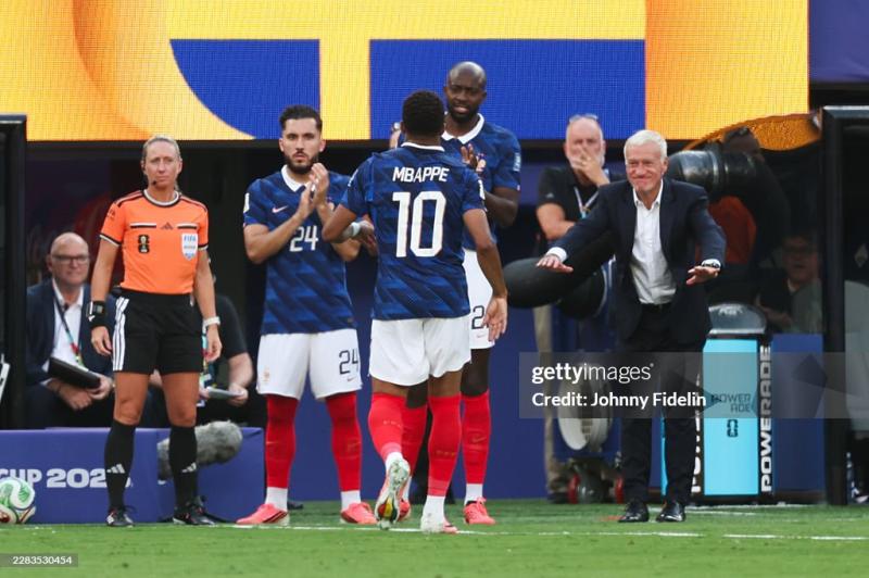 HLV Deschamps của Pháp cũng phải "cúi mình thán phục" Mbappe- Ảnh 1.