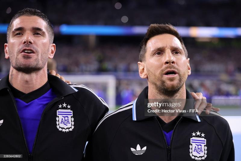 Cầu thủ đẹp trai nhất World Cup 2026 kiêm "cận vệ" của Messi sắp cưới ngôi sao âm nhạc xinh đẹp - Ảnh 4.