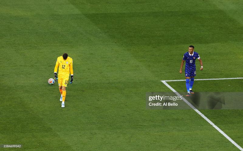Hết trận vẫn còn xấu tính: Mbappe bị ném cả quả bóng vào lưng vì phớt lờ cái bắt tay của thủ môn Paraguay - Ảnh 5.