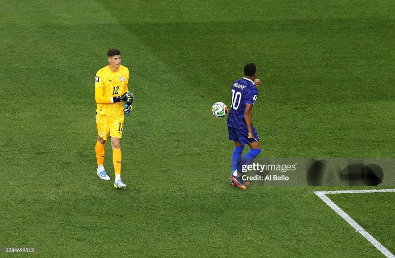 Hết trận vẫn còn xấu tính: Mbappe bị ném cả quả bóng vào lưng vì phớt lờ cái bắt tay của thủ môn Paraguay - Ảnh 3.