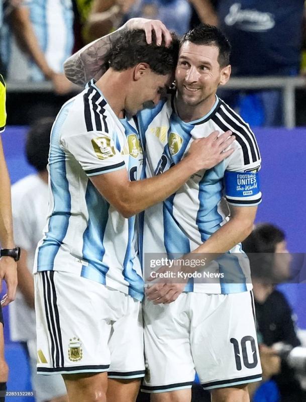Lý do Messi luôn là "độc nhất": Khiêm tốn cả trong lẫn ngoài sân cỏ- Ảnh 1.