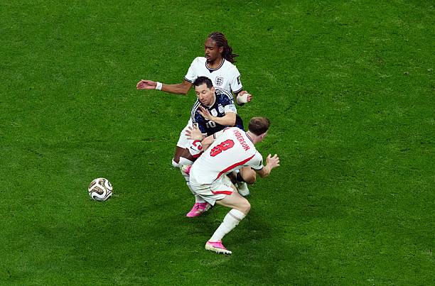 Khoảnh khắc "căng như dây đàn" trận Anh đấu Argentina: 19 pha phạm lỗi, bán kết World Cup mà ngỡ "sàn đấu MMA" - Ảnh 8.