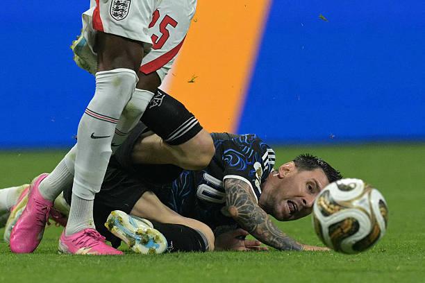 Khoảnh khắc "căng như dây đàn" trận Anh đấu Argentina: 19 pha phạm lỗi, bán kết World Cup mà ngỡ "sàn đấu MMA" - Ảnh 6.