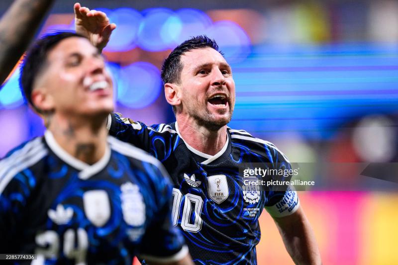 Xôn xao cách Messi ăn mừng trên MXH sau chiến thắng tuyển Anh: Giống hệt 4 năm trước, là bùa may mắn hay đơn giản là GOAT quá "low-tech"?- Ảnh 2.