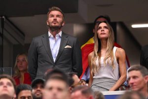Tiểu thư Harper Beckham khoe visual sáng bừng, chiếm trọn "spotlight" trên khán đài khi cổ vũ Tây Ban Nha đấu Pháp