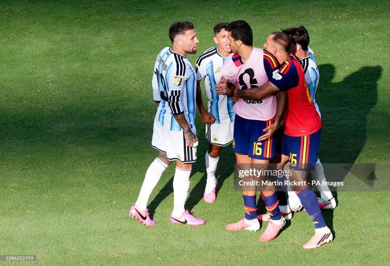 Khẩu chiến dữ dội: Cầu thủ Argentina gằn giọng chất vấn đội trưởng Tây Ban Nha vì "cả tuần nay các cậu chỉ biết khóc lóc về trọng tài"- Ảnh 2.