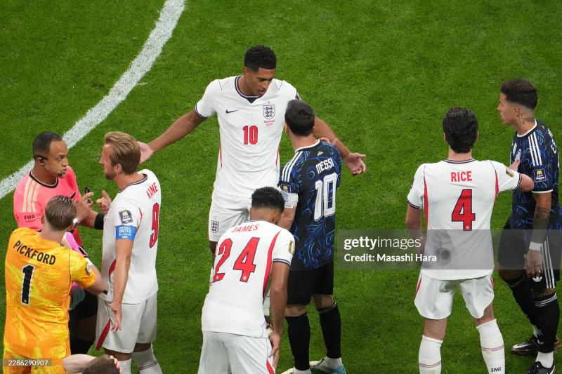Đang viral: Messi và Bellingham "đấu võ mồm" cực gắt, Goat bĩu môi với "cậu Be", suốt trận kèn cựa nhau căng đét - Ảnh 6.