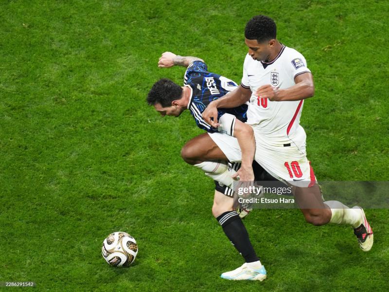 Đang viral: Messi và Bellingham "đấu võ mồm" cực gắt, Goat bĩu môi với "cậu Be", suốt trận kèn cựa nhau căng đét - Ảnh 9.