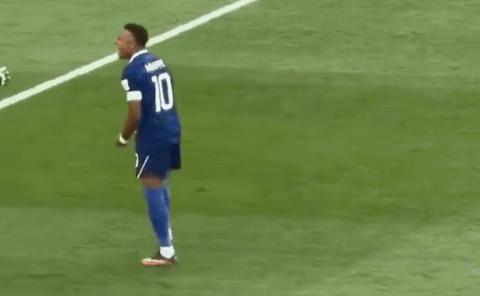 Hết trận vẫn còn xấu tính: Mbappe bị ném cả quả bóng vào lưng vì phớt lờ cái bắt tay của thủ môn Paraguay - Ảnh 1.