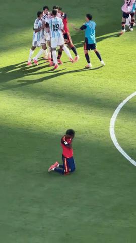 Khoảnh khắc hai chú cháu Messi và Yamal bình thản giữa cuộc ẩu đả căng thẳng của cầu thủ Argentina và Tây Ban Nha - Ảnh 2.