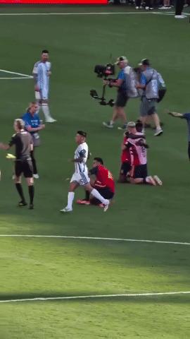 Khoảnh khắc hai chú cháu Messi và Yamal bình thản giữa cuộc ẩu đả căng thẳng của cầu thủ Argentina và Tây Ban Nha - Ảnh 1.