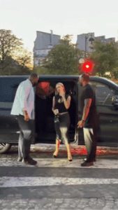 Bắt gặp Mbappe và bạn gái Ester Exposito tíu tít mua sắm ở Paris, đàng trai có cử chỉ cực tinh tế với nàng diễn viên