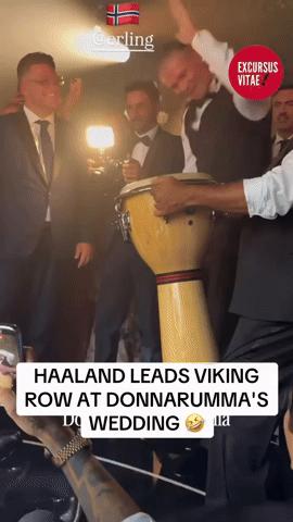 "Thánh meme" Haaland đúng là hài, Viking ở World Cup chưa đủ, đi ăn cưới cũng làm nhạc trưởng gõ trống chèo thuyền- Ảnh 3.