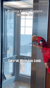 Cười nghiêng ngả xem Haaland "reaction" meme của chính mình: "Giống cây hành lá thật đấy chứ!"
