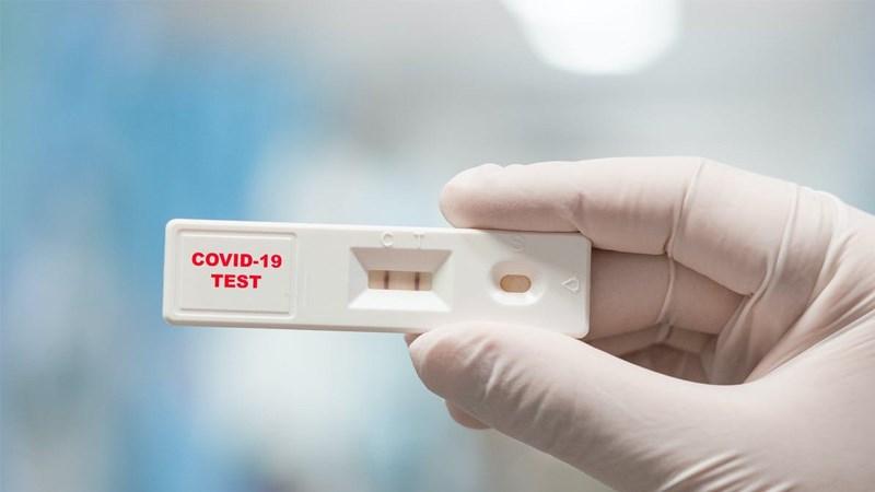 Hà Nội có thêm 185 ca mắc COVID-19 chỉ trong 1 tuần, bác sĩ nhắc: Không được chủ quan! - Ảnh 1.