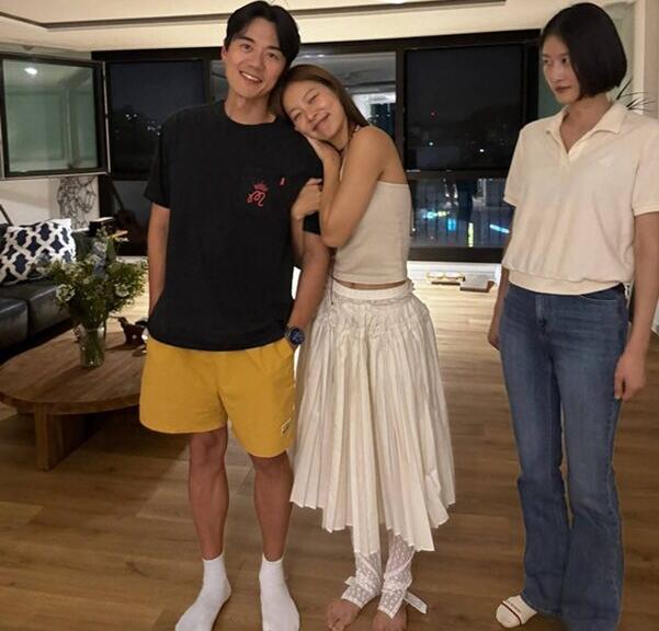 Khung ảnh đang viral: Nữ diễn viên đình đám xà nẹo chồng bạn thân, chính thất đứng kế bên nhìn "bất lực"- Ảnh 1.